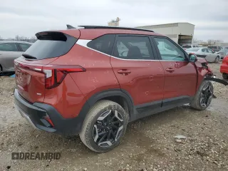 2024 Kia Seltos SX z VIN KNDETCA74R7585079, wystawiony jako Copart lot #43315445 z przebiegiem 2 248 mil mil oraz Czysty tytuł • Clean title. Historia ofert i sprzedaży dostępna na DreamBid. Obrazek 3.