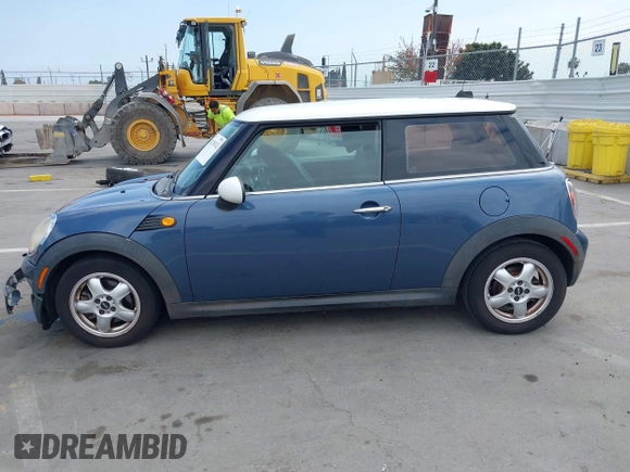 2009 MINI Hardtop z VIN WMWMF33569TW77166, wystawiony jako IAAI lot #42120132 z przebiegiem 150 291 mil mil oraz . Historia ofert i sprzedaży dostępna na DreamBid. Obrazek 14.