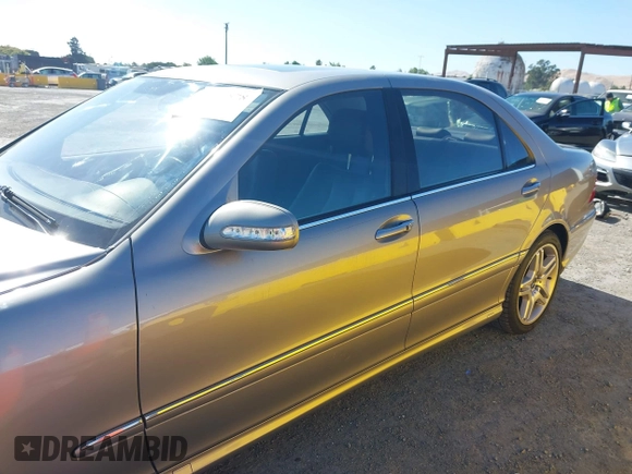 2006 Mercedes-Benz S 500 z VIN WDBNG75J56A469310, wystawiony jako IAAI lot #42454878 z przebiegiem 79 395 mil mil oraz . Historia ofert i sprzedaży dostępna na DreamBid. Obrazek 14.