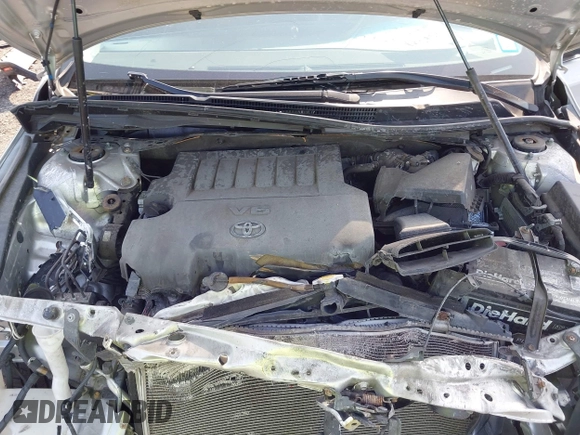 2013 Toyota Avalon XLE z VIN 4T1BK1EB7DU035647, wystawiony jako IAAI lot #42456762 z przebiegiem 136 018 mil mil oraz . Historia ofert i sprzedaży dostępna na DreamBid. Obrazek 10.