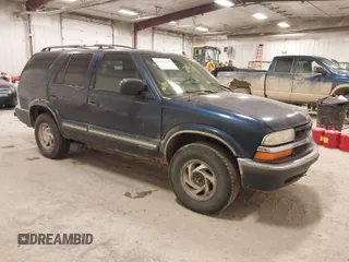 2000 Chevrolet Blazer LT z VIN 1GNDT13W8Y2141694, wystawiony jako IAAI lot #41931315 z przebiegiem 251 945 mil mil oraz . Historia ofert i sprzedaży dostępna na DreamBid. Obrazek 1.