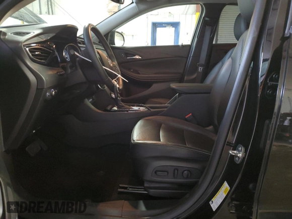 2021 Buick Encore GX Essence z VIN KL4MMGSL8MB138024, wystawiony jako Copart lot #48234935 z przebiegiem 48 960 mil mil oraz Szkoda całkowita • Salvage title. Historia ofert i sprzedaży dostępna na DreamBid. Obrazek 7.