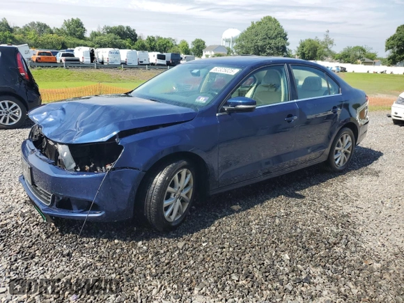 2014 Volkswagen Jetta SE z VIN 3VWD17AJ8EM413915, wystawiony jako Copart lot #62325025 z przebiegiem 131 112 mil mil oraz Szkoda całkowita • Salvage title. Historia ofert i sprzedaży dostępna na DreamBid. Obrazek 1.