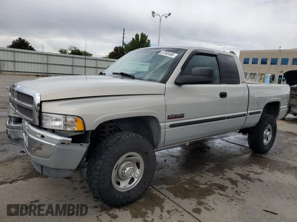 1999 Dodge 2500 z VIN 1B7KF2361XJ509781, wystawiony jako Copart lot #57282495 z przebiegiem 135 666 mil mil oraz Szkoda całkowita • Salvage title. Historia ofert i sprzedaży dostępna na DreamBid. Obrazek 1.
