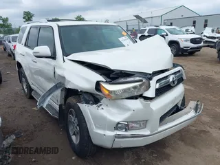 2013 Toyota 4Runner SR5 z VIN JTEZU5JR7D5062828, wystawiony jako IAAI lot #42364434 z przebiegiem 149 488 mil mil oraz . Historia ofert i sprzedaży dostępna na DreamBid. Obrazek 1.