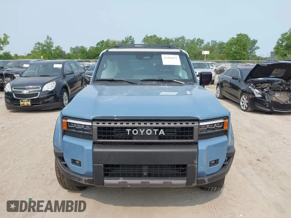 2024 Toyota Land Cruiser z VIN JTEABFAJ3RK018014, wystawiony jako IAAI lot #42404632 z przebiegiem 2 983 mil mil oraz . Historia ofert i sprzedaży dostępna na DreamBid. Obrazek 12.