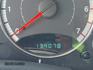2005 Jeep Liberty Limited z VIN 1J4GK58K45W604144, wystawiony jako IAAI lot #42280563 z przebiegiem 139 078 mil mil oraz . Historia ofert i sprzedaży dostępna na DreamBid. Obrazek 15.