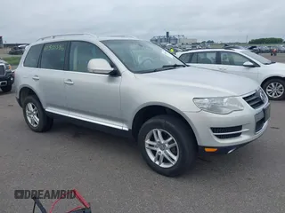 2009 Volkswagen Touareg VR6 z VIN WVGBE77L89D017021, wystawiony jako IAAI lot #42505586 z przebiegiem 136 641 mil mil oraz . Historia ofert i sprzedaży dostępna na DreamBid. Obrazek 1.