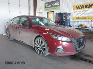 2020 Nissan Altima 2.5 SR with VIN 1N4BL4CV3LC282500, listed as a IAAI auction lot 38950394 with 61,401 mi miles. Bid and sale history available at carsss.com. Image 1.