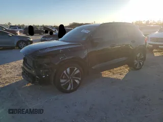 2023 Volvo XC40 Ultimate Dark Theme z VIN YV4L12UX8P2964743, wystawiony jako Copart lot #84231494 z przebiegiem 32 918 mil mil oraz Szkody całkowita. Historia ofert i sprzedaży dostępna na DreamBid. Obrazek 1.