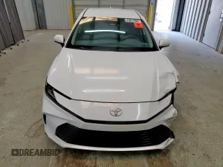 2025 Toyota Camry LE z VIN 4T1DAACK4SU536040, wystawiony jako Copart lot #58189475 z przebiegiem 16 965 mil mil oraz Czysty tytuł • Clean title. Historia ofert i sprzedaży dostępna na DreamBid. Obrazek 5.