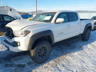 2021 Toyota Tacoma 4WD SR5 with VIN 3TMDZ5BN6MM105593, listed as a IAAI auction lot 41424096 with 39,215 mi miles. Bid and sale history available at carsss.com. Image 2.