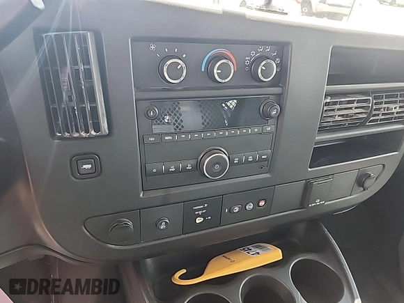 2018 Chevrolet Express Cargo z VIN 1GCWGAFP7J1337793, wystawiony jako IAAI lot #42854414 z przebiegiem 151 274 mil mil oraz . Historia ofert i sprzedaży dostępna na DreamBid. Obrazek 9.