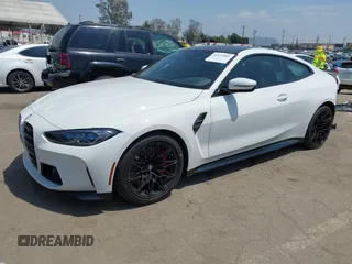 2022 BMW M4 Competition z VIN WBS33AZ04NCJ20752, wystawiony jako IAAI lot #42153801 z przebiegiem 9523 mil mil oraz . Historia ofert i sprzedaży dostępna na DreamBid. Obrazek 2.