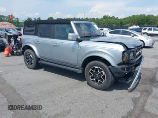 2023 Ford Bronco z VIN 1FMEE5DPXPLB06603, wystawiony jako IAAI lot #42183408 z przebiegiem 22 272 mil mil oraz . Historia ofert i sprzedaży dostępna na DreamBid. Obrazek 1.