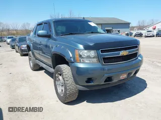 2010 Chevrolet Avalanche LS z VIN 3GNVKEE02AG220542, wystawiony jako IAAI lot #42055372 z przebiegiem 146 029 mil mil oraz . Historia ofert i sprzedaży dostępna na DreamBid. Obrazek 1.