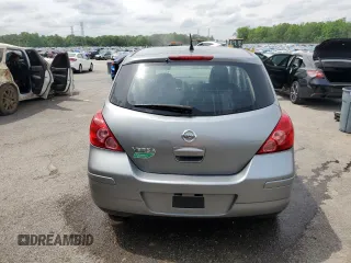 2008 Nissan Versa S z VIN 3N1BC13E28L407803, wystawiony jako Copart lot #53573295 z przebiegiem 107 049 mil mil oraz Szkody całkowita. Historia ofert i sprzedaży dostępna na DreamBid. Obrazek 6.