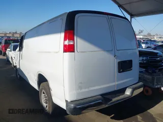 2020 Chevrolet Express Cargo z VIN 1GCWGAFP0L1242088, wystawiony jako IAAI lot #42145895 z przebiegiem Nie podano mil oraz . Historia ofert i sprzedaży dostępna na DreamBid. Obrazek 3.