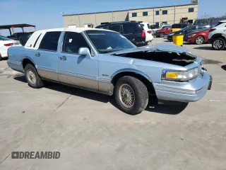 1997 Lincoln Town Car Signature z VIN 1LNLM82W2VY637722, wystawiony jako Copart lot #46865555 z przebiegiem Nie podano mil oraz Szkody całkowita. Historia ofert i sprzedaży dostępna na DreamBid. Obrazek 4.