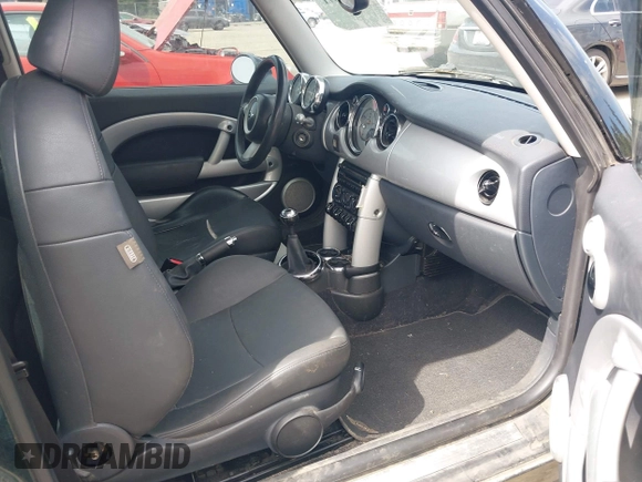 2005 MINI Hardtop with VIN WMWRC334X5TC59101, listed as a IAAI auction lot 42467671 with 180,264 mi miles and . Bid and sale history available at DreamBid. Image 5.