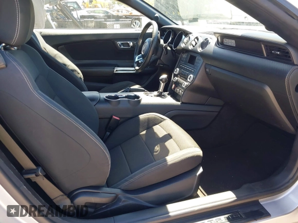 2017 Ford Mustang V6 z VIN 1FATP8EM9H5208725, wystawiony jako IAAI lot #41838293 z przebiegiem 88 780 mil mil oraz . Historia ofert i sprzedaży dostępna na DreamBid. Obrazek 5.