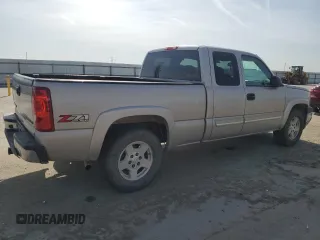 2005 Chevrolet Silverado 1500 LS z VIN 1GCEK19T55E193176, wystawiony jako Copart lot #52181185 z przebiegiem 418 180 mil mil oraz Czysty tytuł • Clean title. Historia ofert i sprzedaży dostępna na DreamBid. Obrazek 3.