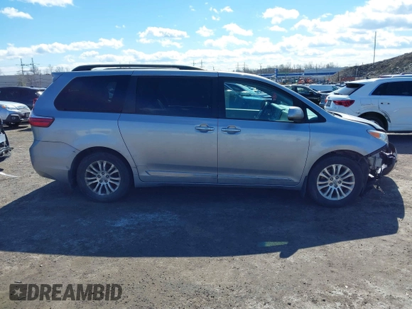 2017 Toyota Sienna XLE Auto Access Seat with VIN 5TDYZ3DC0HS784509, listed as a IAAI auction lot 41725664 with 69,990 mi miles. Bid and sale history available at carsss.com. Image 12.