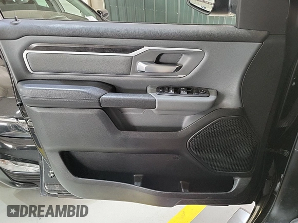2022 Ram 1500 Big Horn z VIN 1C6RRFFG3NN179009, wystawiony jako IAAI lot #42521052 z przebiegiem 60 189 mil mil oraz . Historia ofert i sprzedaży dostępna na DreamBid. Obrazek 27.