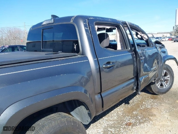 2017 Toyota Tacoma SR5 with VIN 5TFCZ5AN2HX061637, listed as a IAAI auction lot 41673102 with NaN miles. Bid and sale history available at carsss.com. Image 18.