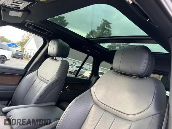2023 Land Rover Range Rover SE z VIN SALKP9E70PA017747, wystawiony jako Copart lot #45363235 z przebiegiem 39 043 mil mil oraz Czysty tytuł • Clean title. Historia ofert i sprzedaży dostępna na DreamBid. Obrazek 9.