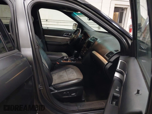 2017 Ford Explorer XLT z VIN 1FM5K8D81HGD27004, wystawiony jako IAAI lot #41760831 z przebiegiem 107 187 mil mil oraz . Historia ofert i sprzedaży dostępna na DreamBid. Obrazek 5.
