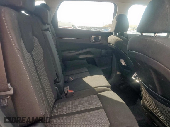 2021 Kia Sorento LX z VIN 5XYRG4LC3MG056711, wystawiony jako Copart lot #50418085 z przebiegiem 98 133 mil mil oraz Czysty tytuł • Clean title. Historia ofert i sprzedaży dostępna na DreamBid. Obrazek 11.