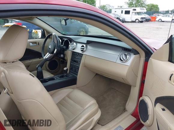 2005 Ford Mustang GT Deluxe z VIN 1ZVHT82H055218846, wystawiony jako IAAI lot #42169493 z przebiegiem 184 397 mil mil oraz . Historia ofert i sprzedaży dostępna na DreamBid. Obrazek 5.
