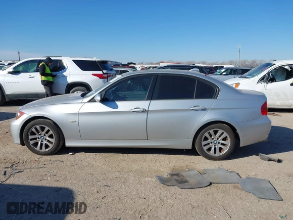 2007 BMW 3 Series 328i z VIN WBAVA33517KX73521, wystawiony jako IAAI lot #41389508 z przebiegiem 76 267 mil mil oraz . Historia ofert i sprzedaży dostępna na DreamBid. Obrazek 14.