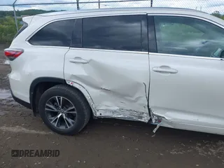 2016 Toyota Highlander XLE z VIN 5TDJKRFH6GS260362, wystawiony jako IAAI lot #42337581 z przebiegiem 69 619 mil mil oraz . Historia ofert i sprzedaży dostępna na DreamBid. Obrazek 6.