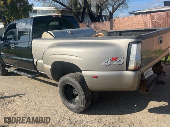 2001 Chevrolet Silverado 1500 with VIN 1GCJC39151E326082, listed as a Copart auction lot 51019515 with 253,364 mi miles and Clean Title. Bid and sale history available at DreamBid. Image 3.