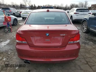 2011 BMW 1 Series 128i z VIN WBAUP9C52BVL89574, wystawiony jako Copart lot #43713545 z przebiegiem 121 819 mil mil oraz Szkody całkowita. Historia ofert i sprzedaży dostępna na DreamBid. Obrazek 6.