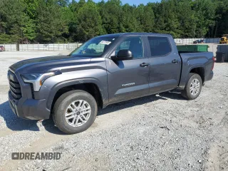 2024 Toyota Tundra SR5 z VIN 5TFLA5DB3RX153382, wystawiony jako Copart lot #56275505 z przebiegiem 34 690 mil mil oraz Szkoda całkowita • Salvage title. Historia ofert i sprzedaży dostępna na DreamBid. Obrazek 1.