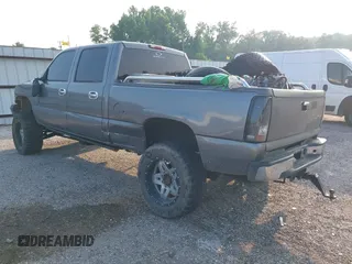 2004 GMC Sierra 2500HD Work Truck z VIN 1GTHK23294F184167, wystawiony jako IAAI lot #42321769 z przebiegiem 234 612 mil mil oraz . Historia ofert i sprzedaży dostępna na DreamBid. Obrazek 3.
