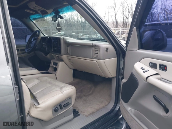 2001 Chevrolet Tahoe LT with VIN 1GNEK13T61J232455, listed as a IAAI auction lot 41208590 with 267,170 mi miles. Bid and sale history available at carsss.com. Image 5.