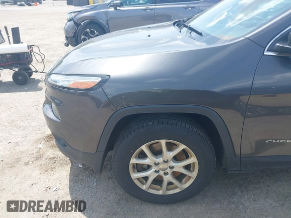 2016 Jeep Cherokee Latitude z VIN 1C4PJMCB4GW241454, wystawiony jako IAAI lot #42378181 z przebiegiem 210 207 mil mil oraz . Historia ofert i sprzedaży dostępna na DreamBid. Obrazek 6.