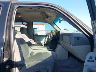 2001 Chevrolet Suburban LS with VIN 3GNEC16T61G284128, listed as a IAAI auction lot 41102555 with 198,323 mi miles. Bid and sale history available at carsss.com. Image 5.
