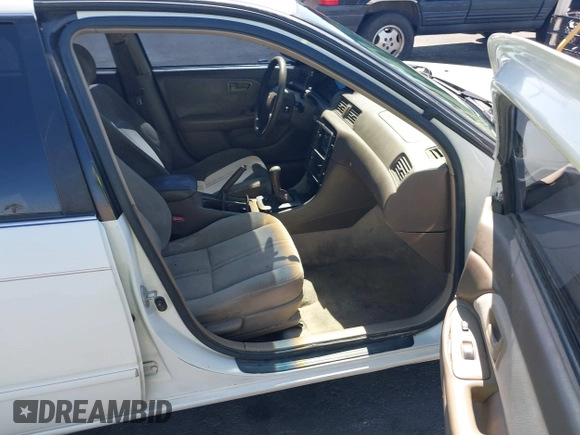 1999 Toyota Camry LE z VIN 4T1BG22K0XU904122, wystawiony jako IAAI lot #42305293 z przebiegiem 243 182 mil mil oraz . Historia ofert i sprzedaży dostępna na DreamBid. Obrazek 5.