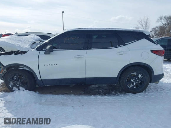 2024 Chevrolet Blazer RS z VIN 3GNKBKRS1RS155981, wystawiony jako IAAI lot #41614035 z przebiegiem 1383 mil mil oraz . Historia ofert i sprzedaży dostępna na DreamBid. Obrazek 14.