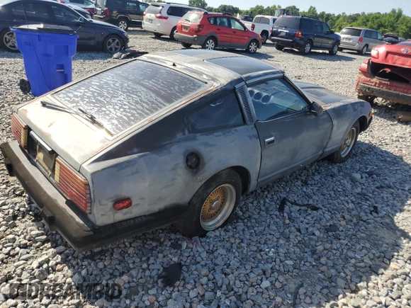 1982 Datsun 280ZX z VIN JN1HZ04S1CX447813, wystawiony jako Copart lot #56649125 z przebiegiem 285 290 mil mil oraz Tytuł czysty. Historia ofert i sprzedaży dostępna na DreamBid. Obrazek 3.