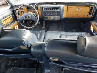 1981 Cadillac Fleetwood z VIN 1G6AB6996B9227908, wystawiony jako Copart lot #41441855 z przebiegiem 47 334 mil mil oraz Szkoda całkowita • Salvage title. Historia ofert i sprzedaży dostępna na DreamBid. Obrazek 8.