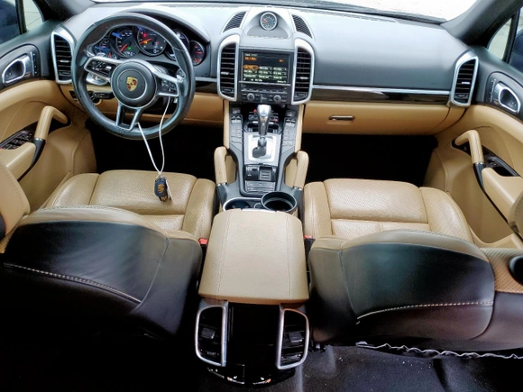 2016 Porsche Cayenne z VIN WP1AA2A26GKA13863, wystawiony jako Copart lot #55081365 z przebiegiem 178 612 mil mil oraz Szkoda całkowita • Salvage title. Historia ofert i sprzedaży dostępna na DreamBid. Obrazek 8.