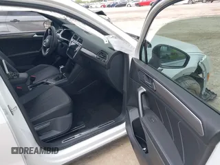 2024 Volkswagen Tiguan SE R-Line Black z VIN 3VVCB7AX3RM111987, wystawiony jako IAAI lot #42148019 z przebiegiem 6 455 mil mil oraz . Historia ofert i sprzedaży dostępna na DreamBid. Obrazek 5.