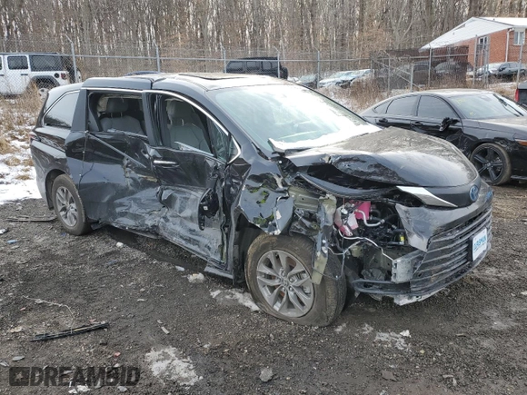 2025 Toyota Sienna XLE with VIN 5TDYRKEC2SS235037, listed as a Copart auction lot 42732585 with 2,347 mi miles and Salvage Title. Bid and sale history available at carsss.com. Image 4.