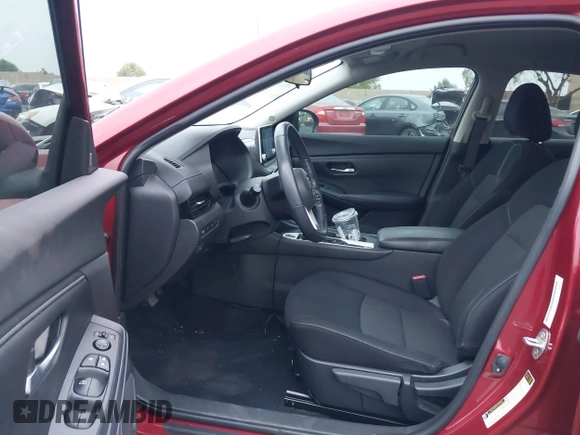 2022 Nissan Sentra SV z VIN 3N1AB8CV7NY268158, wystawiony jako IAAI lot #42355360 z przebiegiem 23 940 mil mil oraz . Historia ofert i sprzedaży dostępna na DreamBid. Obrazek 5.